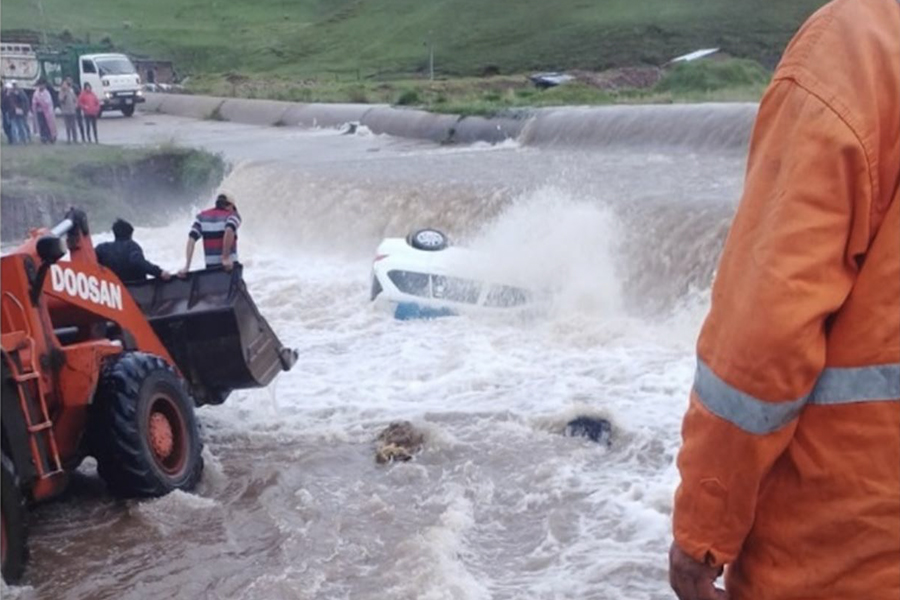 Profesores en Ayacucho son rescatados tras ser arrastrados por río Siyacc